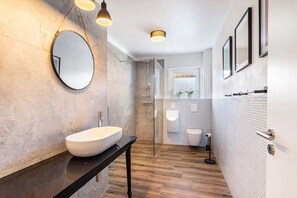 Chuveiro, secador de cabelo, toalhas de banho 