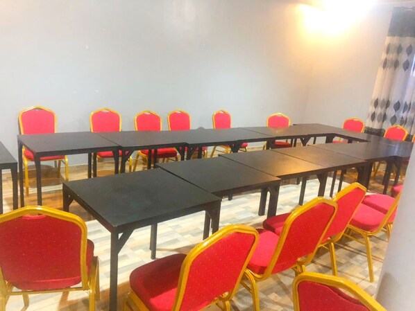 Meeting facility - Immaculate 10-bed Lodge in Kigali (Kigali)