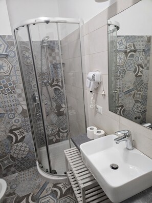 Hårføner, håndklær, såpe og toalettpapir