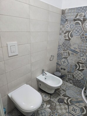 Haartrockner, Handtücher, Seife, Toilettenpapier