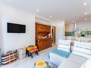 TV, books - Pass the Keys | Perfect 1 bed right by the beach (Fuengirola)