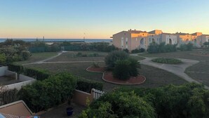 A residential area with a large building complex, a landscaped garden, and a view of the sea. - Apartment for rent - Cap d'Agde, plage Richelieu Sea view - Quiet - Comfort - (CAP D'AGDE)