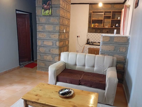 Appartement Deluxe, vue sur la ville | Aire de séjour | Téléviseur connecté de 34 po avec télévision numérique