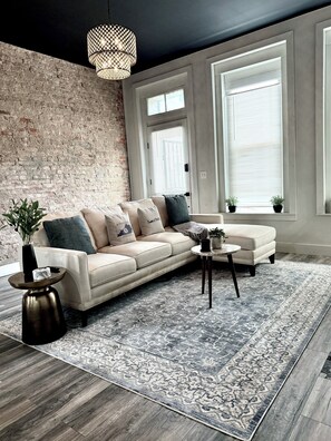 Smart TV, fireplace - New Charming Germantown Home with Superlative Amenities Located near Everything (Louisville)