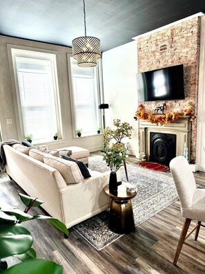 Smart TV y chimenea 