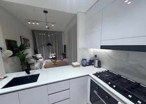 Micro-ondes, four, plaque de cuisson, lave-vaisselle