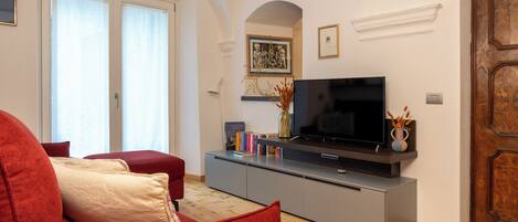 Apartment (2 Bedrooms) | Wohnbereich | 32-Zoll-Smart-TV mit Kabelempfang