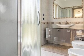 Shower, hair dryer, bidet, towels