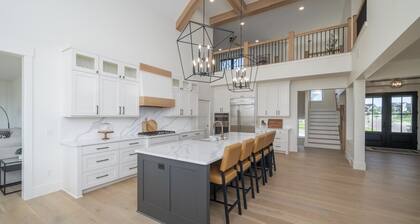 Spacious Luxury Retreat – Private Pool, Gym, 5 Ensuite Bedrooms