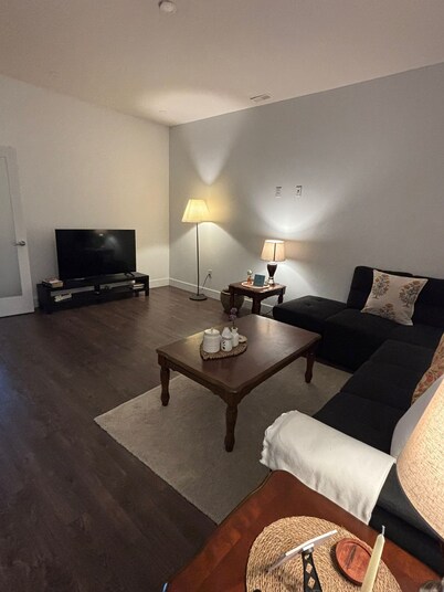 Entire Ground floor - Bed Room & Rec room in Quite & pleasant Neighborhood