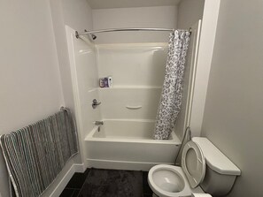 Bidet, serviettes fournies, savon, papier toilette