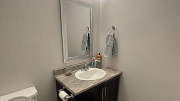 Bidet, asciugamani, sapone, carta igienica