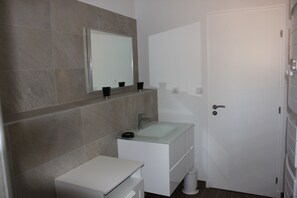 Shower, hair dryer, towels, toilet paper - Chambre d'hôte Maquis private domain. (GROSSETO PRUGNA)