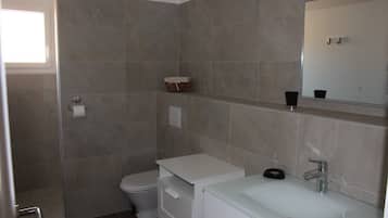 Dusche, Haartrockner, HandtĂŒcher, Toilettenpapier