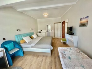 1 dormitori, planxa i posts de planxar, wifi i roba de llit