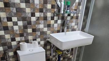 Shared Dormitory, 1 Bedroom | Bathroom