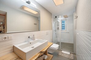 Dusj, hårføner og håndklær