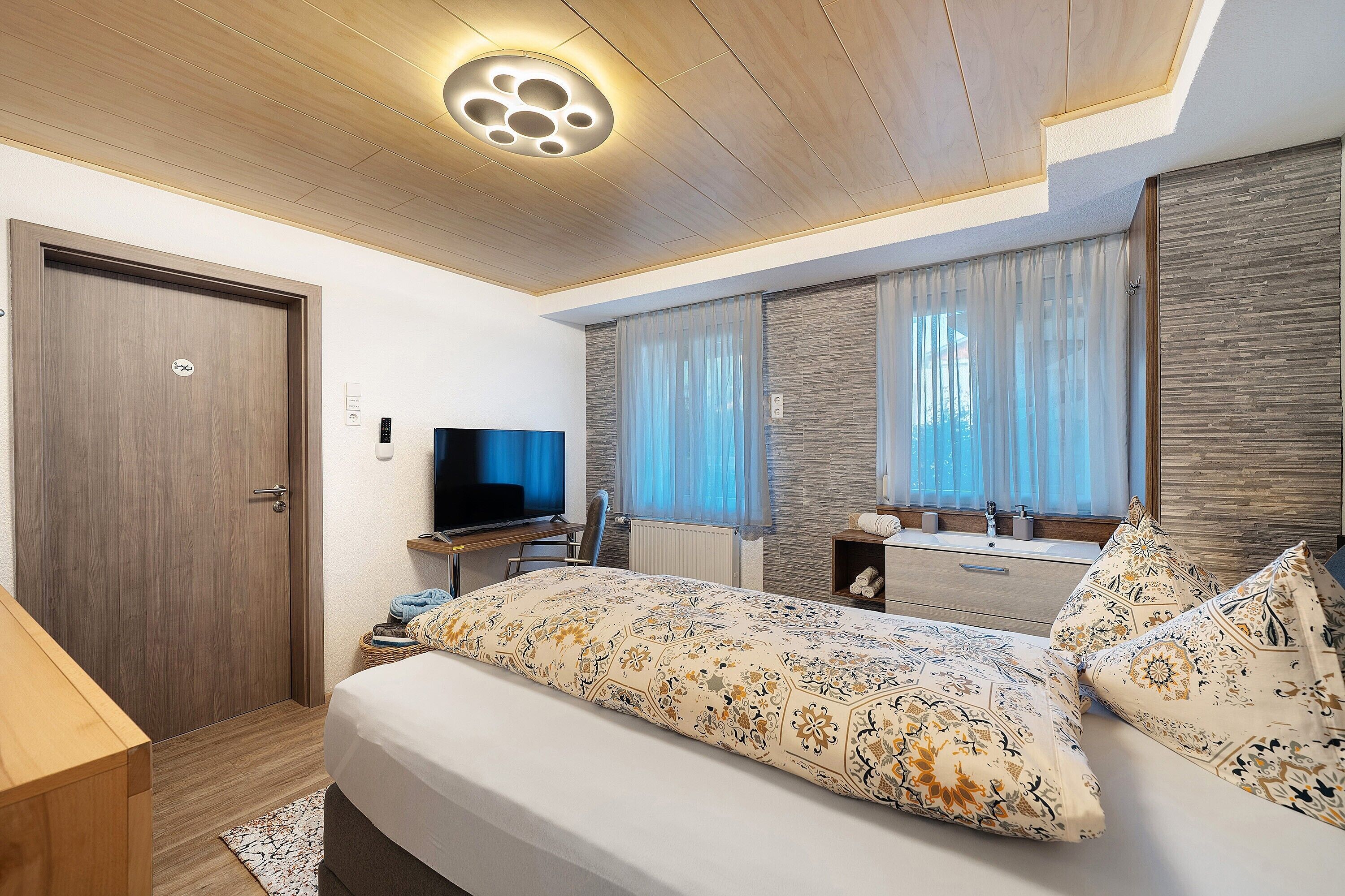 3 habitaciones, tabla de planchar con plancha, wifi y ropa de cama 