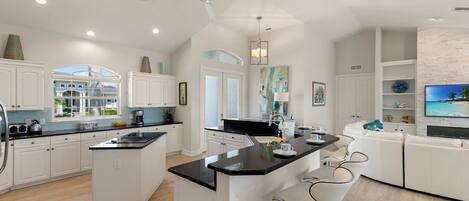 Refrigerador, microondas, horno, placa de cocina