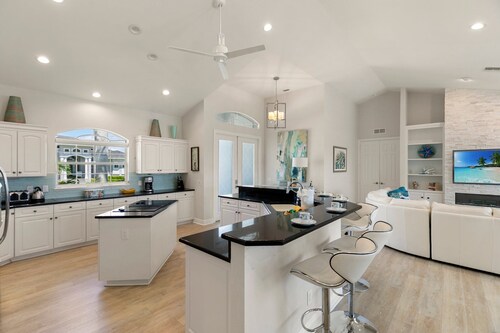 Welcome to Your Refined Tropical Haven!