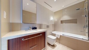 Kostenlose Toilettenartikel, Haartrockner, Hausschuhe, Handtücher