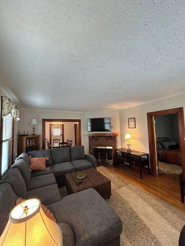 TV, fireplace