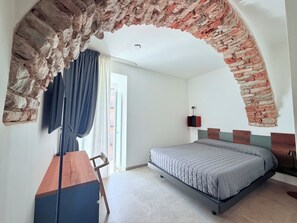 Habitación doble, 1 habitación, balcón, vistas a la ciudad | Escritorio, cortinas opacas, tabla de planchar con plancha y wifi gratis