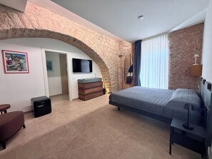 Kamer | Een bureau, verduisterende gordijnen, een strijkplank/strijkijzer