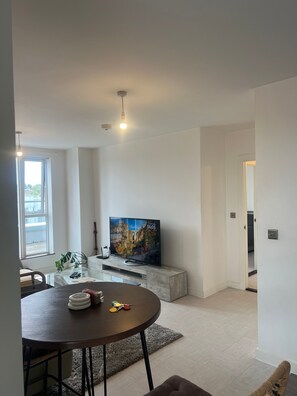 Apartamento, 1 habitación, accesible para personas con discapacidad, balcón | Sala de estar | Libros