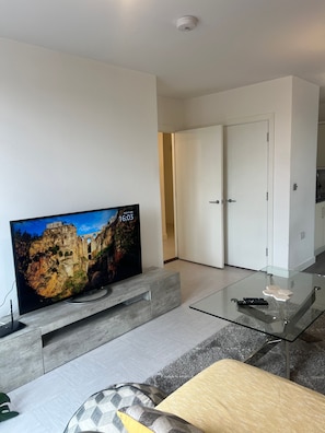 Apartamento, 1 quarto, acessível, sacada | Sala de estar | Livros