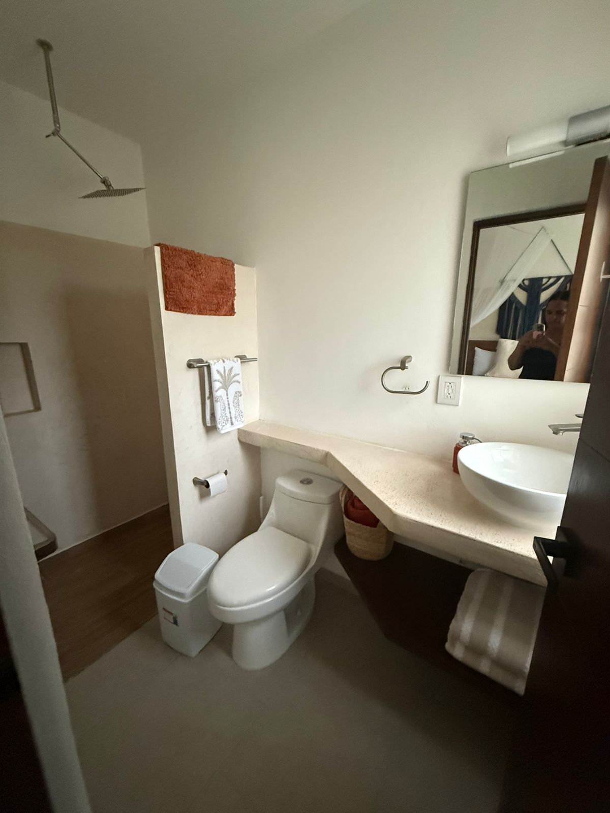 Ein kleines Badezimmer mit Toilette, Bidet und Waschbecken.