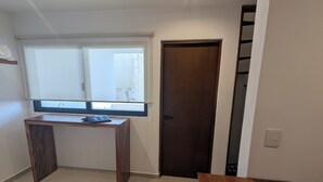 Une chambre à coucher avec un lit, un bureau et une fenêtre.