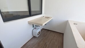 Une petite salle de bain avec une fenêtre, un lavabo et des toilettes.