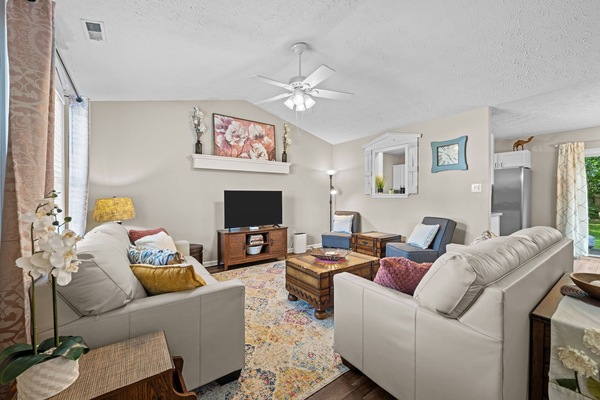 Comfortable Leather Sofas, Smart TV, Living Room seats 8