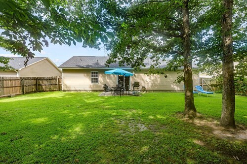 3 Bedroom Home with King Bed, Fenced Yard & Pool Table