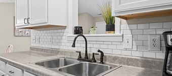 3 Bedroom Home with King Bed, Fenced Yard & Pool Table