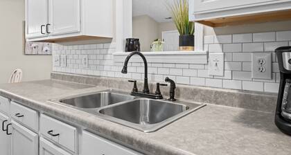 3 Bedroom Home with King Bed, Fenced Yard & Pool Table