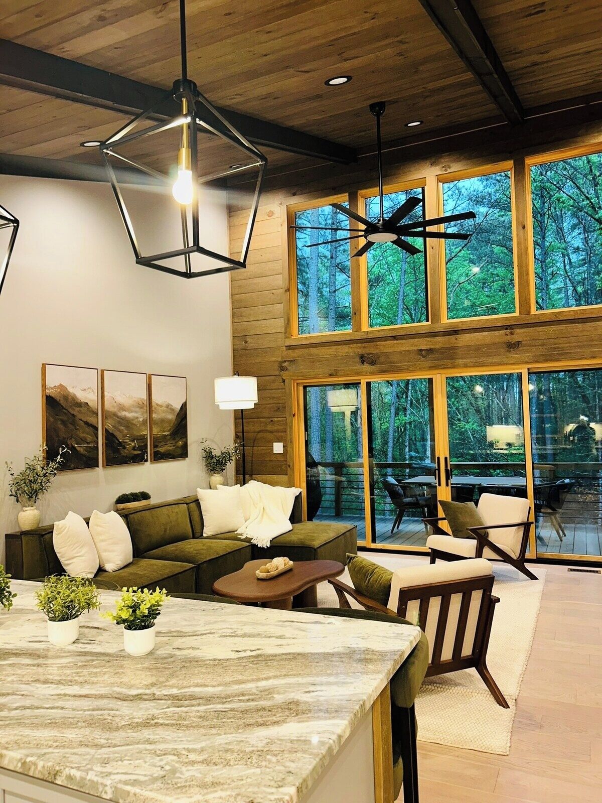 Älytelevisio, takka, pöytätennispöytä