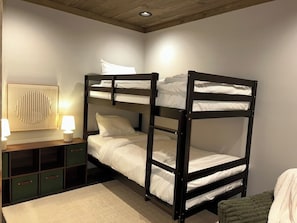 3 Schlafzimmer, Schreibtisch, Bügeleisen/Bügelbrett, Reisekinderbett
