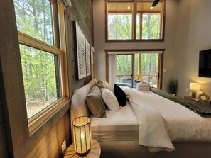 3 slaapkamers, een bureau, een strijkplank/strijkijzer, reisbedje