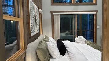 3 bedrooms, desk, iron/ironing board, travel crib