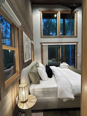 3 室のベッドルーム、デスク、アイロン / アイロン台、旅行用ベビーベッド