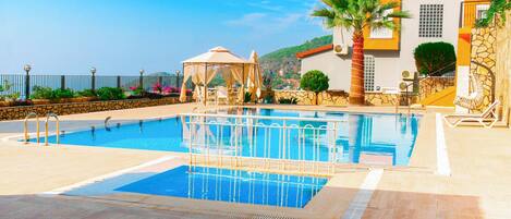 2 outdoor pools