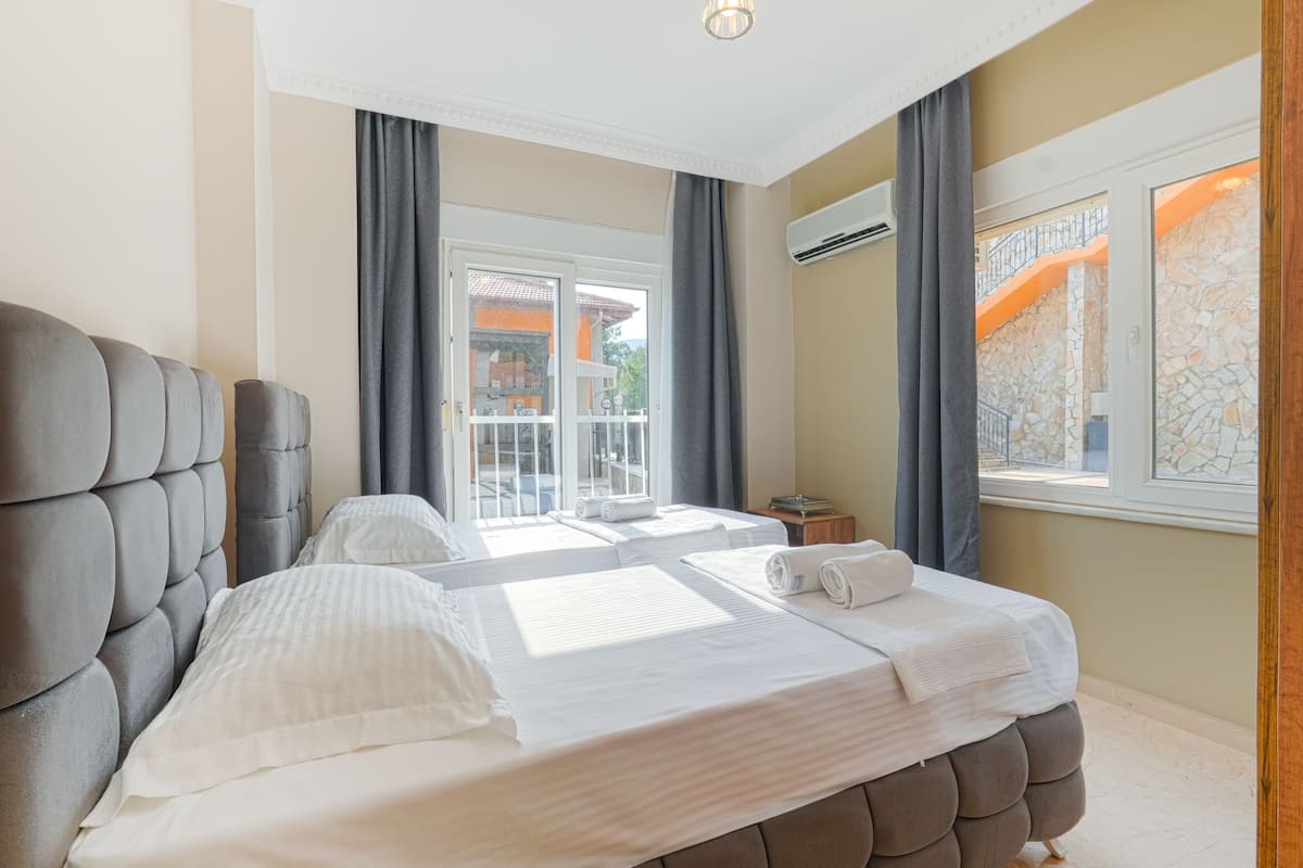 Laptop workspace, free WiFi, bed sheets