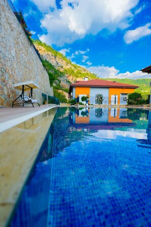 2 piscines extérieures