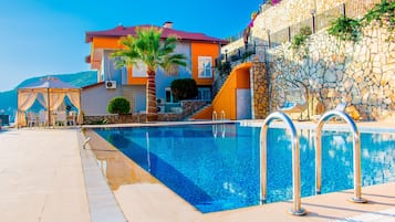 2 outdoor pools