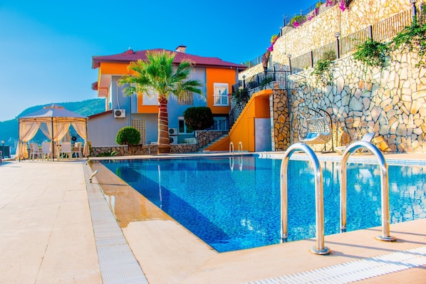 2 outdoor pools