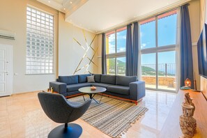 Familienvilla, Balkon, Meerblick | Wohnbereich