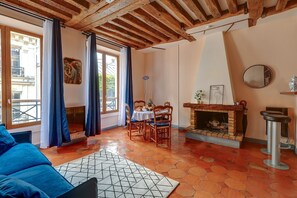 Apartment, 1 Doppelbett und Schlafsofa, Nichtraucher, Stadtblick | Wohnbereich