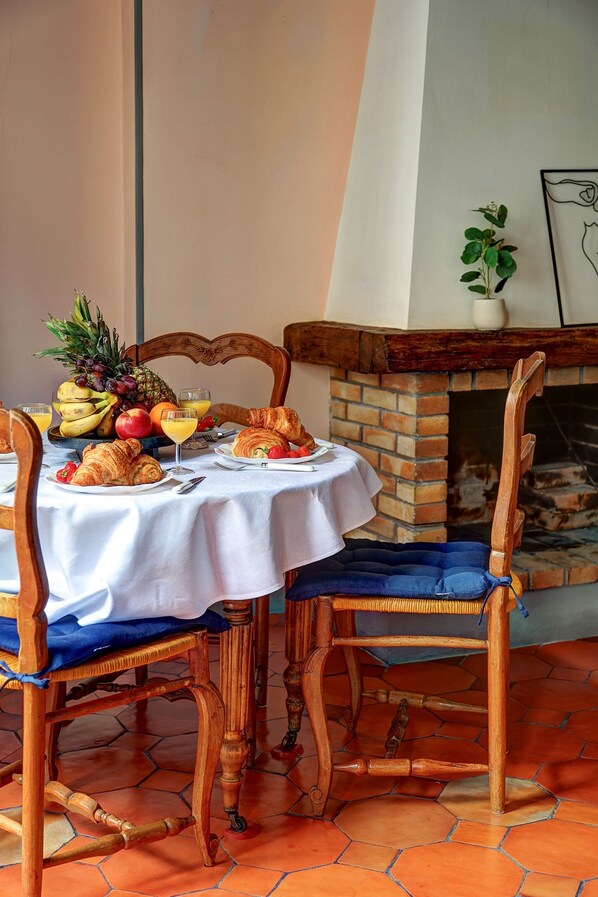 Apartment, 1 Double Bed with Sofa bed, Non Smoking, City View | Living area | 40-inch Smart TV with satellite channels